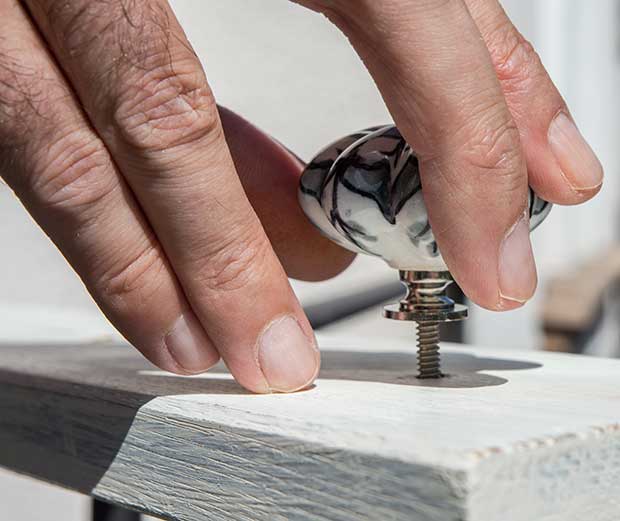 Vintage Garderobe mit Möbelknöpfen selber bauen Möbelknöpfe montieren