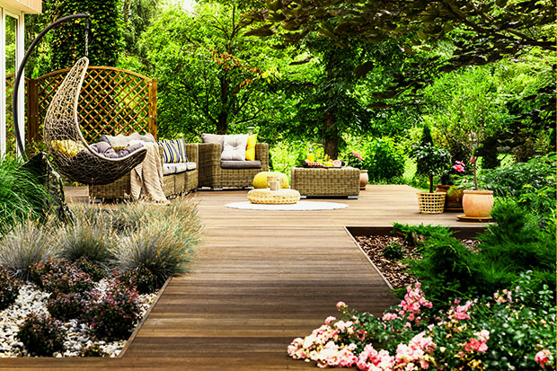 Garten im Sommer Gartenmöbel