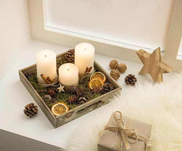 kerzen auf tablett dekorieren