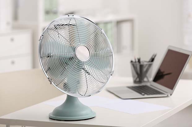 Tipps gegen Hitze Büro Ventilator