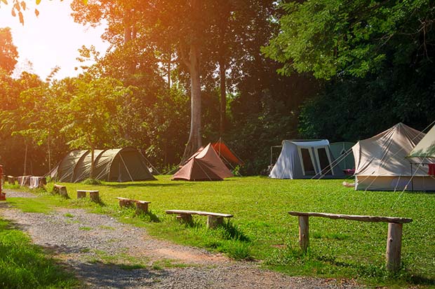 Die richtige Campingausrüstung für dein Outdoor-Abenteuer