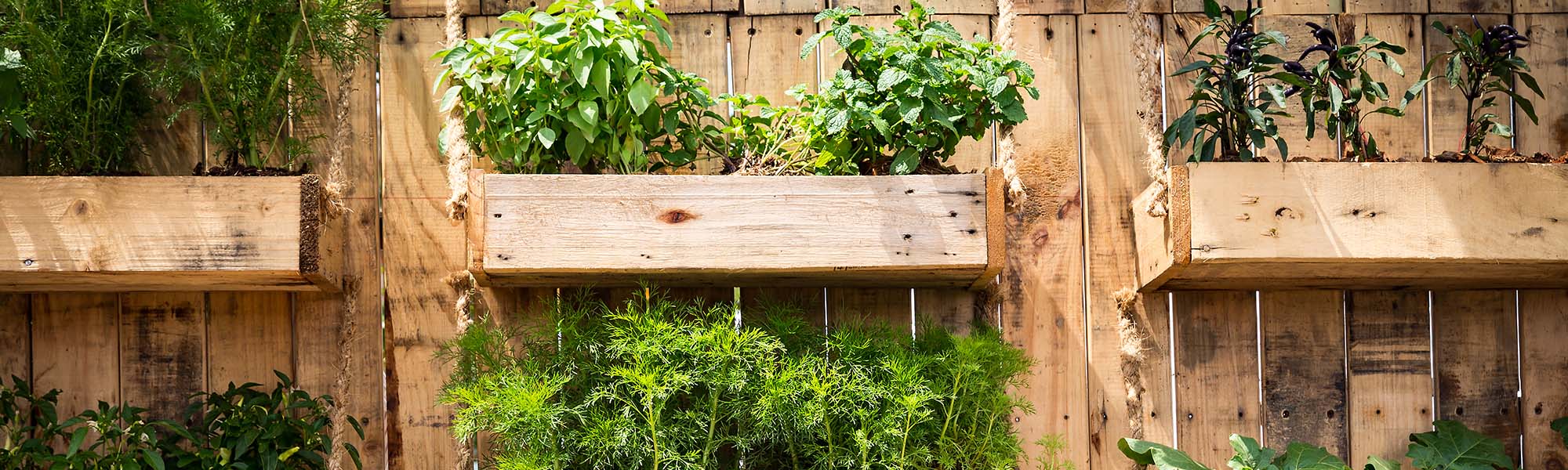 Stehtisch für Garten selbst gebaut  Bierhalter für Garten aus einer  Mistgabel gebaut 