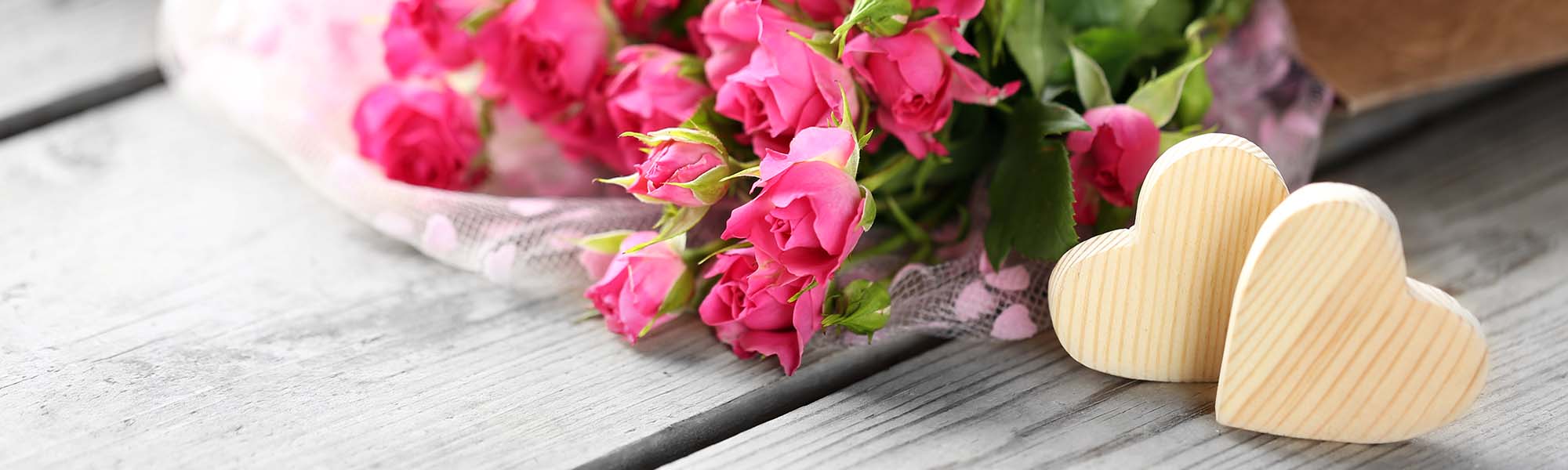 Rosen und zwei Holzherzen
