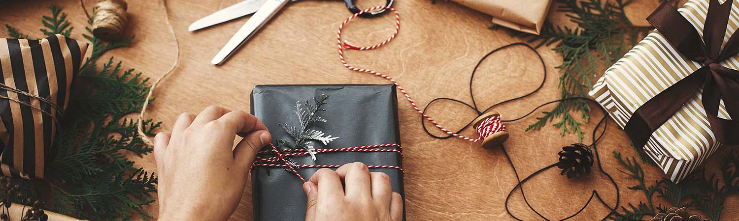 Geschenke, die eingepackt werden