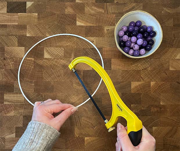DIY Handtuchhalter im Memphis-Look - Metallring ansägen
