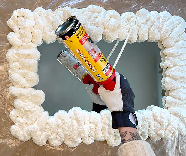 DIY Anleitung Spiegel mit Bauschaum verschönern. Schritt 2: Bauschaum aufsprühen.