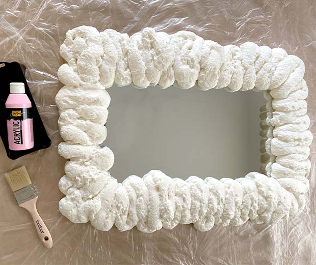 DIY Anleitung Spiegel mit Bauschaum verschönern. Schritt 3: Rahmen bemalen.