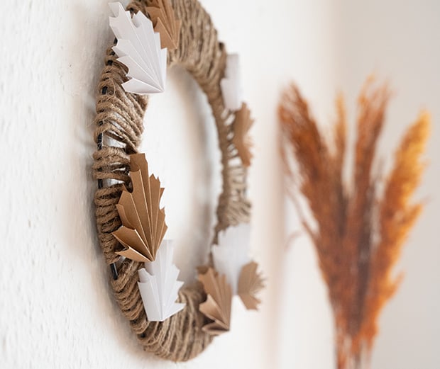 Herbstlicher Türkranz aus Papier.