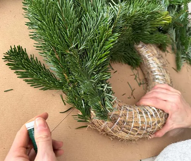 DIY-Idee Adventskranz binden. Anleitungsschritt 3.