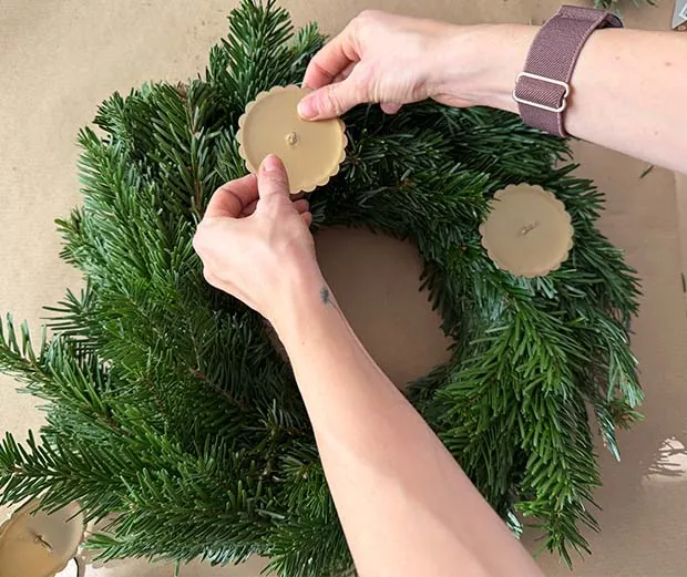DIY-Idee Adventskranz binden. Anleitungsschritt 4.