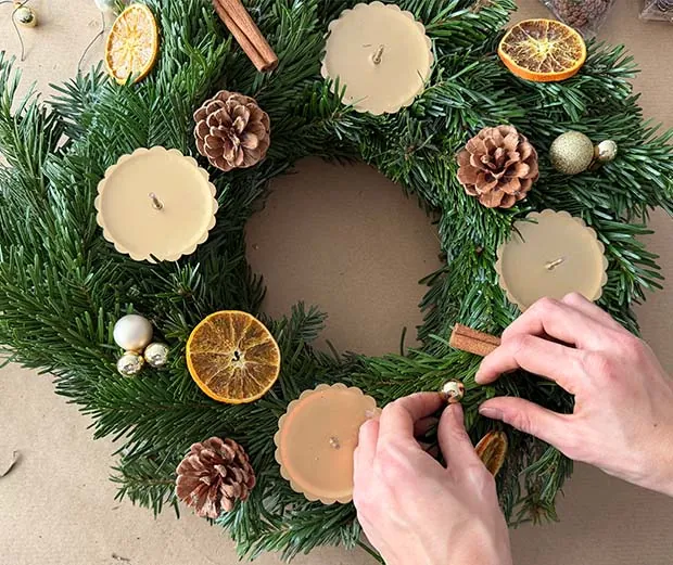 DIY-Idee Adventskranz binden. Anleitungsschritt 5.