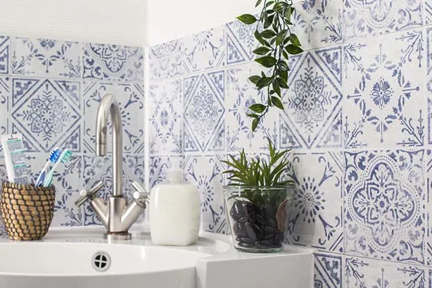 Bad renovieren ohne Fliesen abschlagen. Bad mit Mineralbeton gestalten. Klebefliesen verwenden.