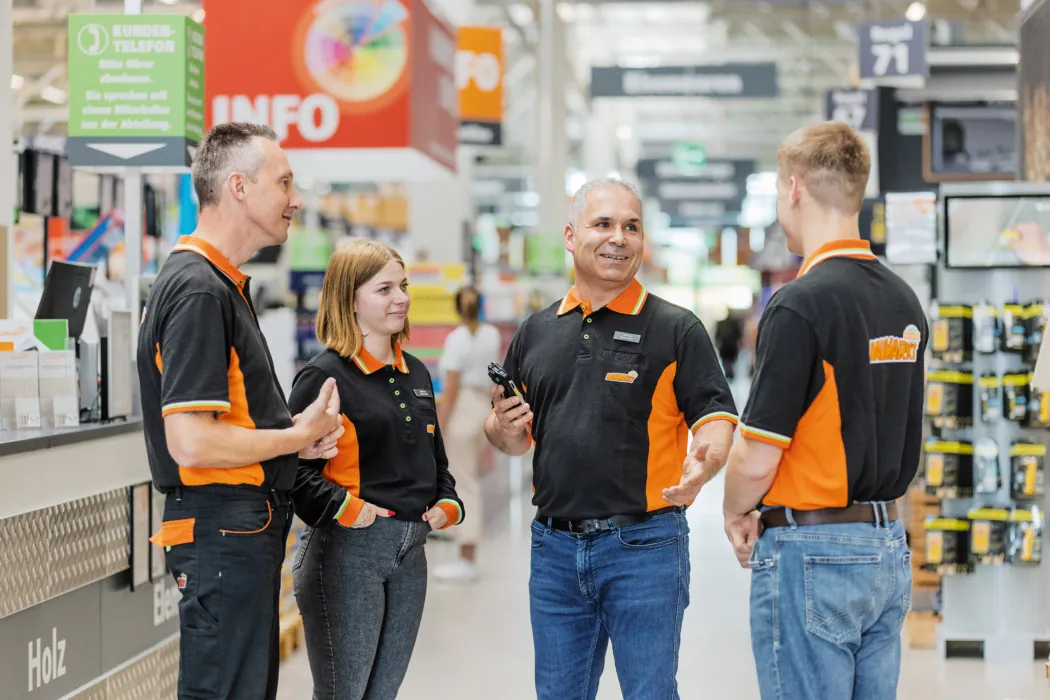 Globus Baumarkt Mitarbeiter Team Gespräch