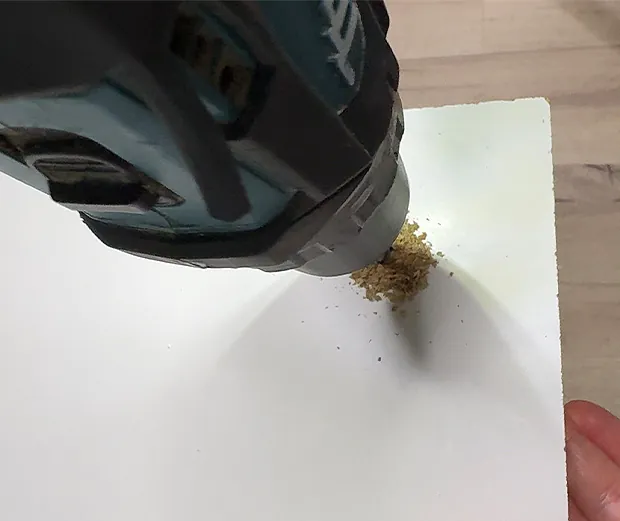 DIY Anleitung: LED Cloud Wall bauen. Schritt 1: Löcher bohren.