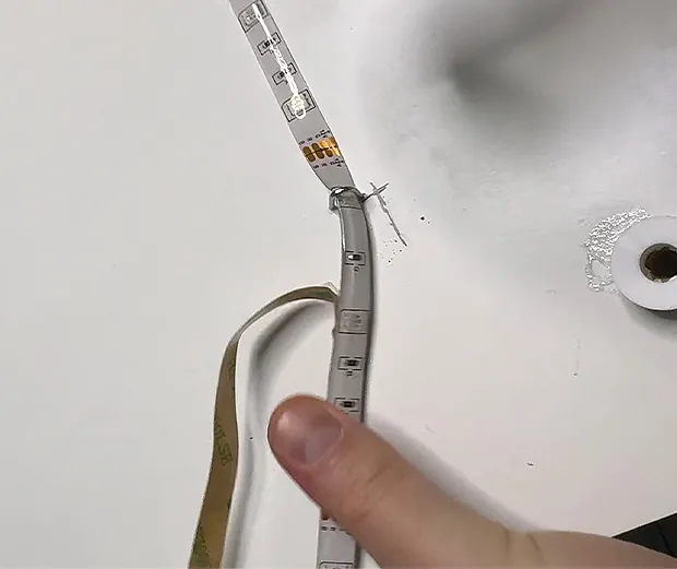 DIY Anleitung: LED Cloud Wall bauen. Schritt 2: LED Streifen anbringen.