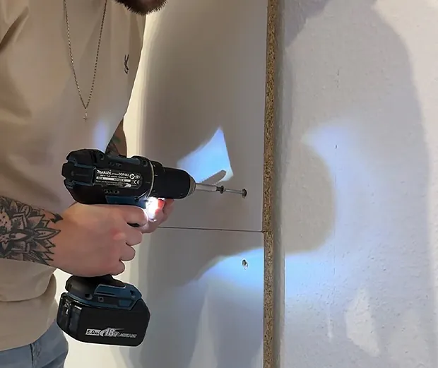 DIY Anleitung: LED Cloud Wall bauen. Schritt 3: Wandbefestigung.