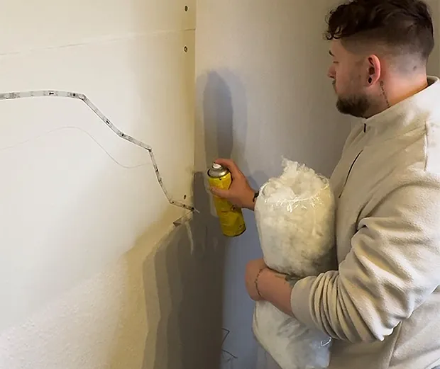 DIY Anleitung: LED Cloud Wall bauen. Schritt 4: Watte aufkleben.