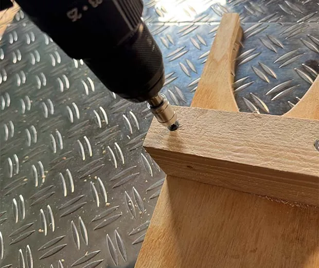 DIY-Idee Stiefelknecht aus Holz. Anleitungsschritt 3.