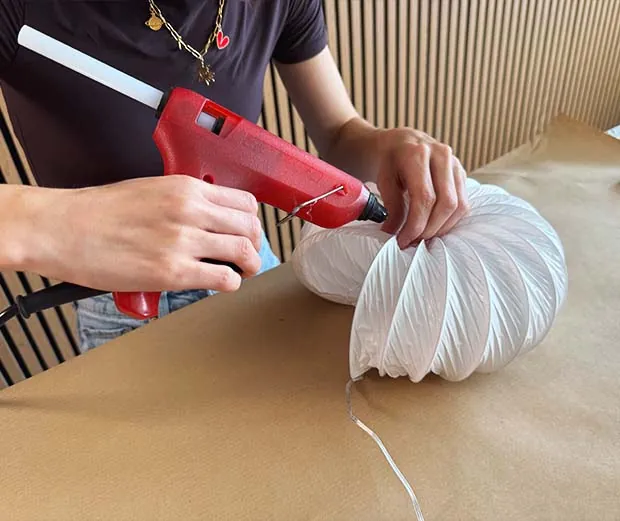 DIY-Idee Leuchtkürbisse basteln. Schritt 3.
