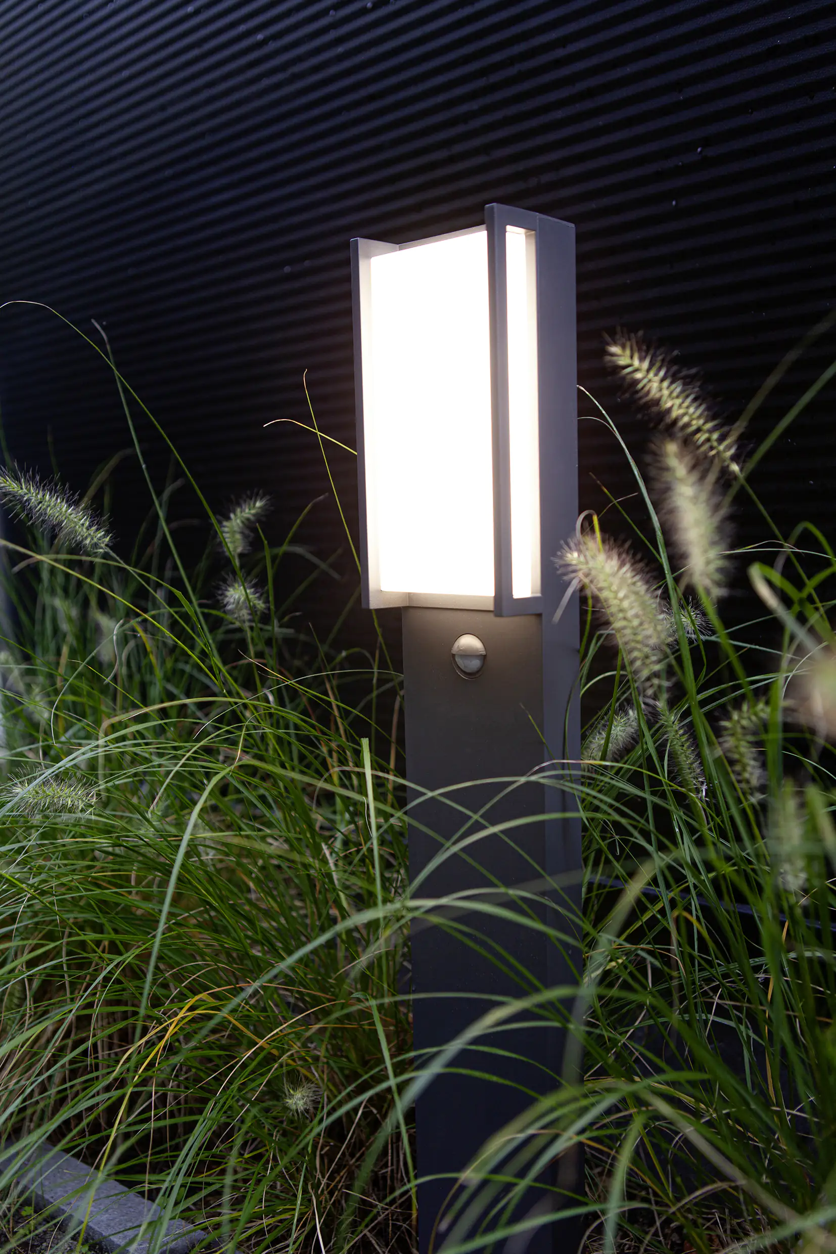 Lutec LED Sensor-Wegeleuchte Qubo anthrazit Bewegungsmelder IP54