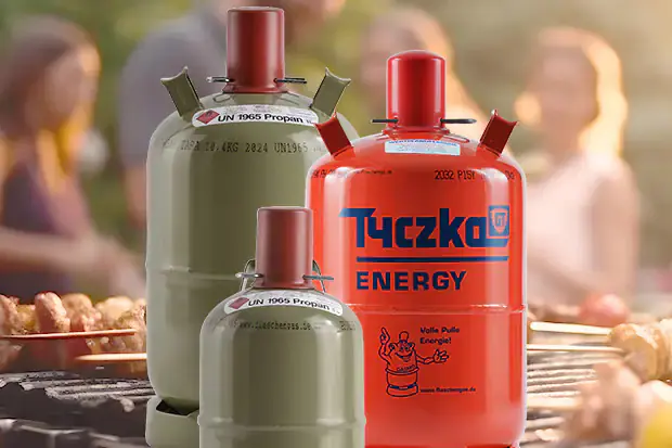 Gasflaschen von Tyczka Energy für Grill und Haushalt stehen bereit.