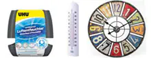Links ein UHU Luftentfeuchter, in der Mitte ein weißes Raumthermometer, rechts eine runde Wanduhr mit bunten Retro-Ziffernfeldern.