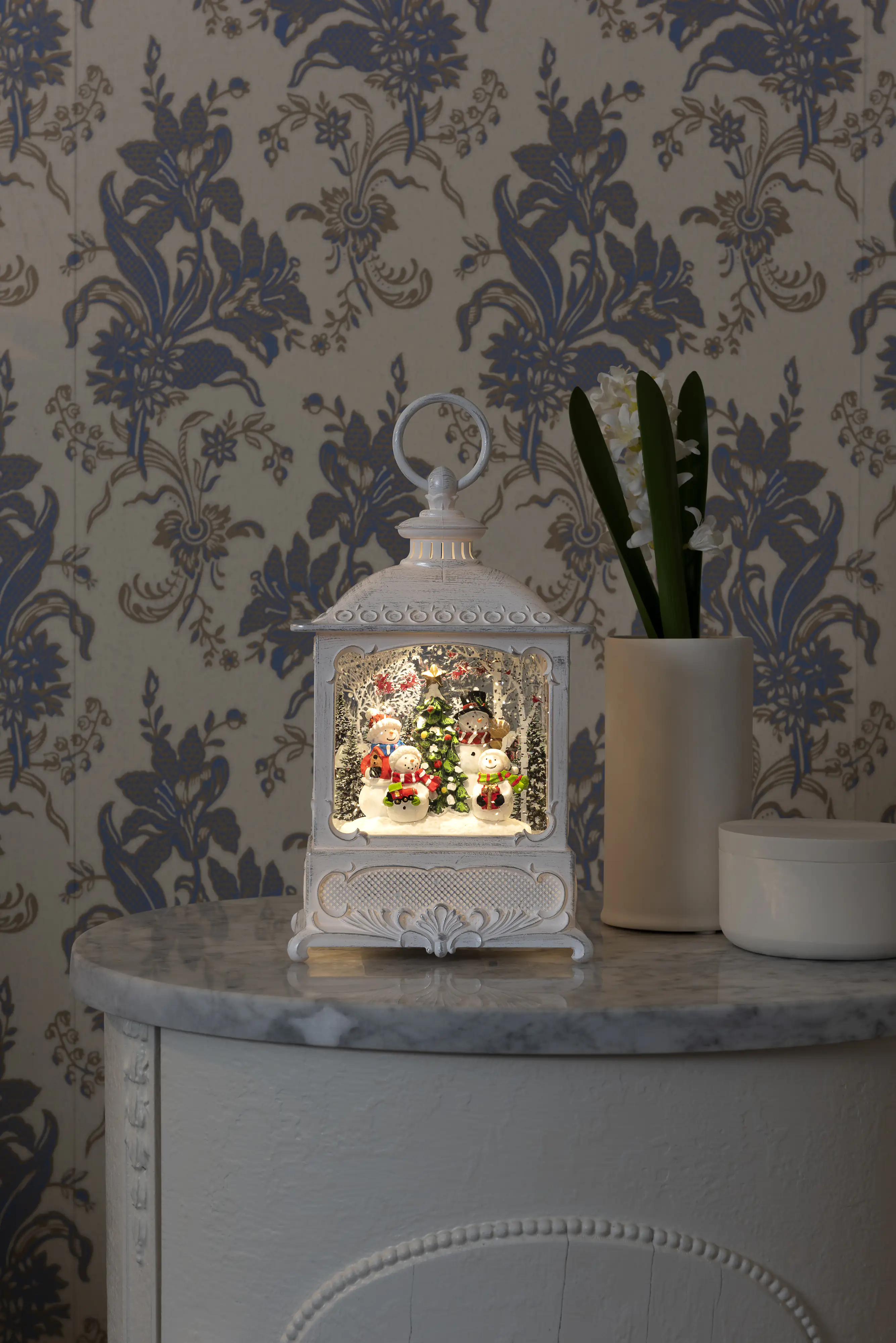 Konstsmide Wasserlaterne 4 Schneemänner, batteriebetrieben für Innen