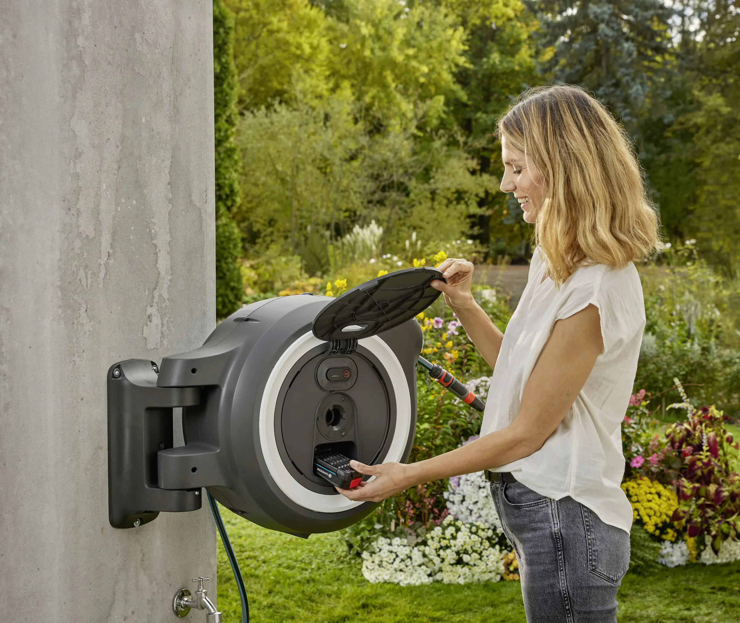 Gardena Akku-Wand-Schlauchbox PowerRoll XL solo mit 35 m Schlauch