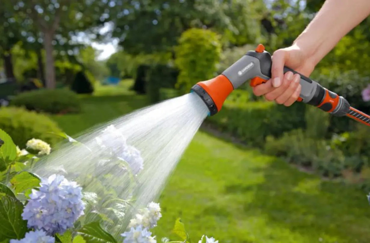 Gardena Bewässerungsset Schlauch Comfort HighFlex Ø 13 mm (1/2") inkl. Systemteile und Bewässerungsbrause