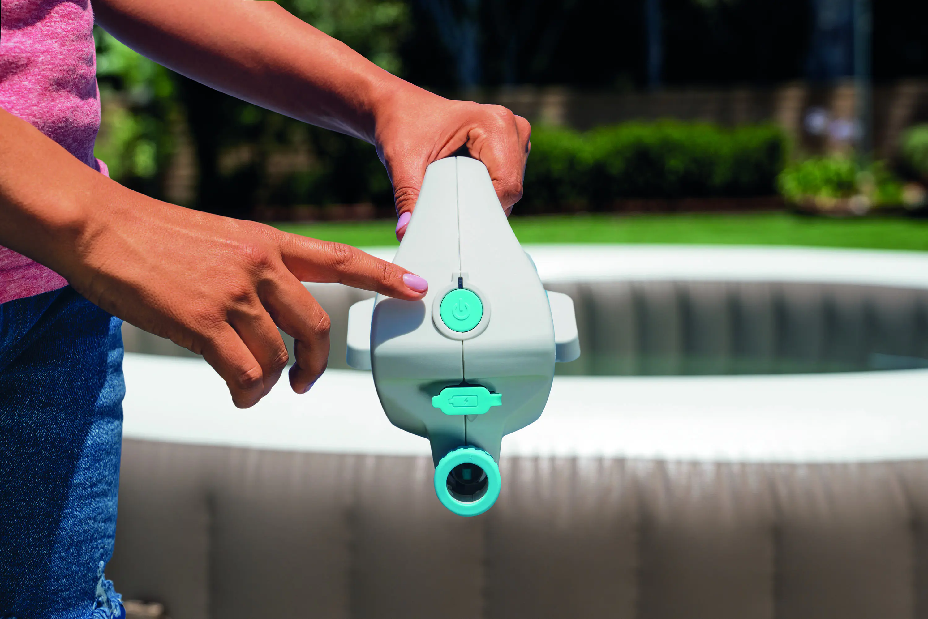 Intex Akku Poolsauger ZR100 inkl. 2 Reinigungsbürsten