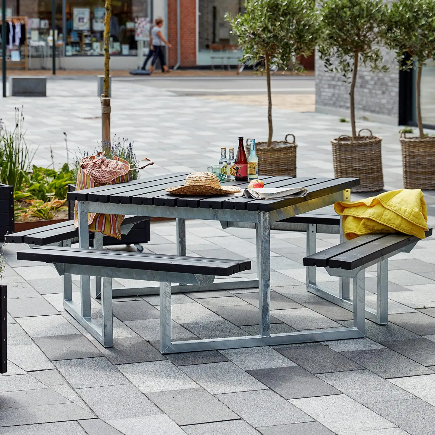 Plus Picknicktisch Twist Stahl-Holz 204 x 204 x 73 cm schwarz