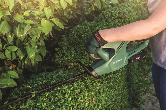 Bosch Akku-Heckenschere EasyHedgeCut 18-45 45 cm Schnittlänge