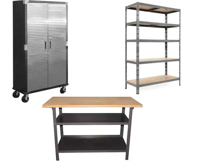 Drei Werkstattmöbel auf weißem Hintergrund: links ein fahrbarer Metallschrank mit Rolltüren und vier Rädern, rechts ein hohes Schwerlastregal mit fünf Holzablagen, unten eine stabile Werkbank mit Holzplatte und zwei schwarzen Ablagefächern.