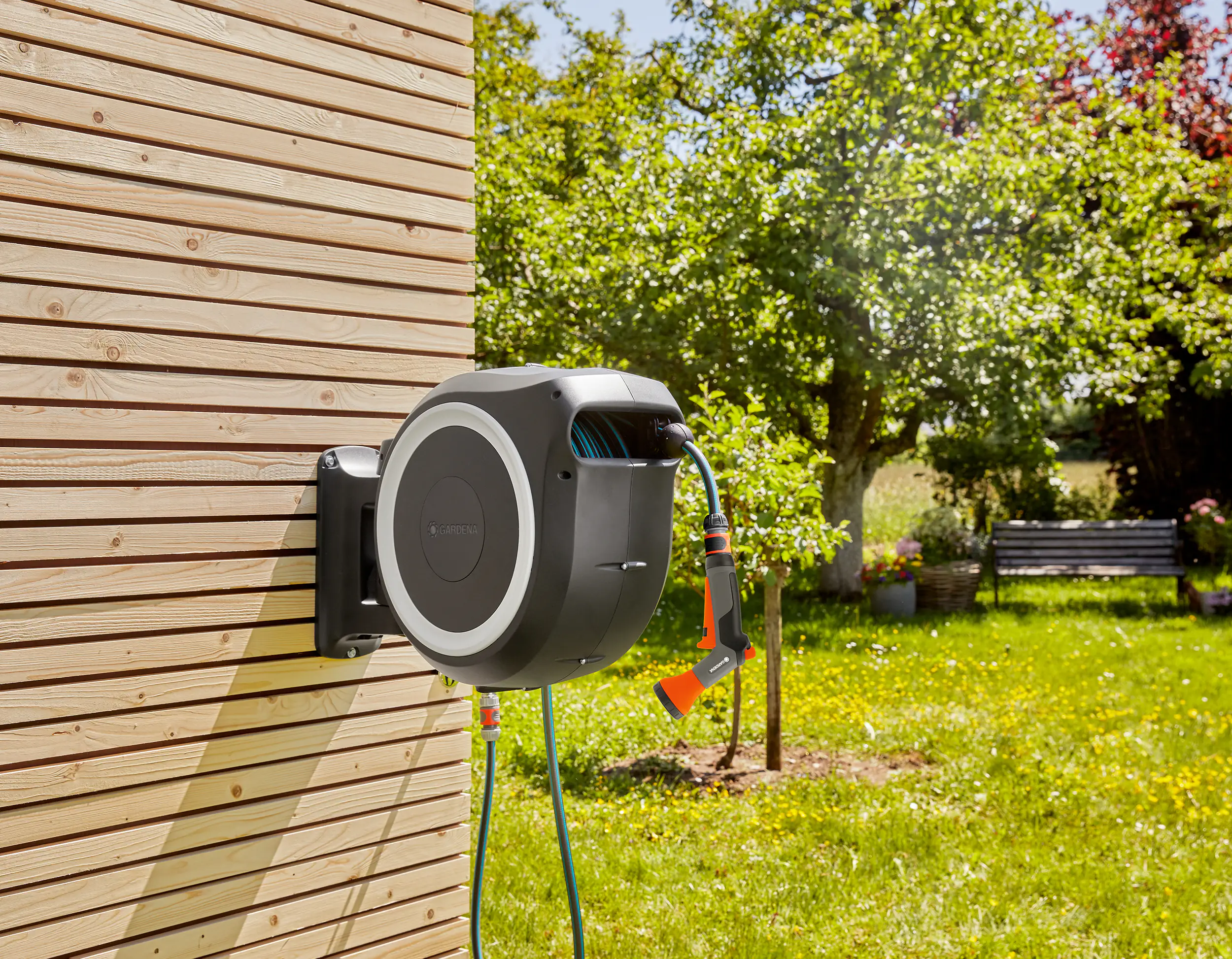 Gardena Wand-Schlauchbox mit 30 m Schlauch, Spritze und Brause