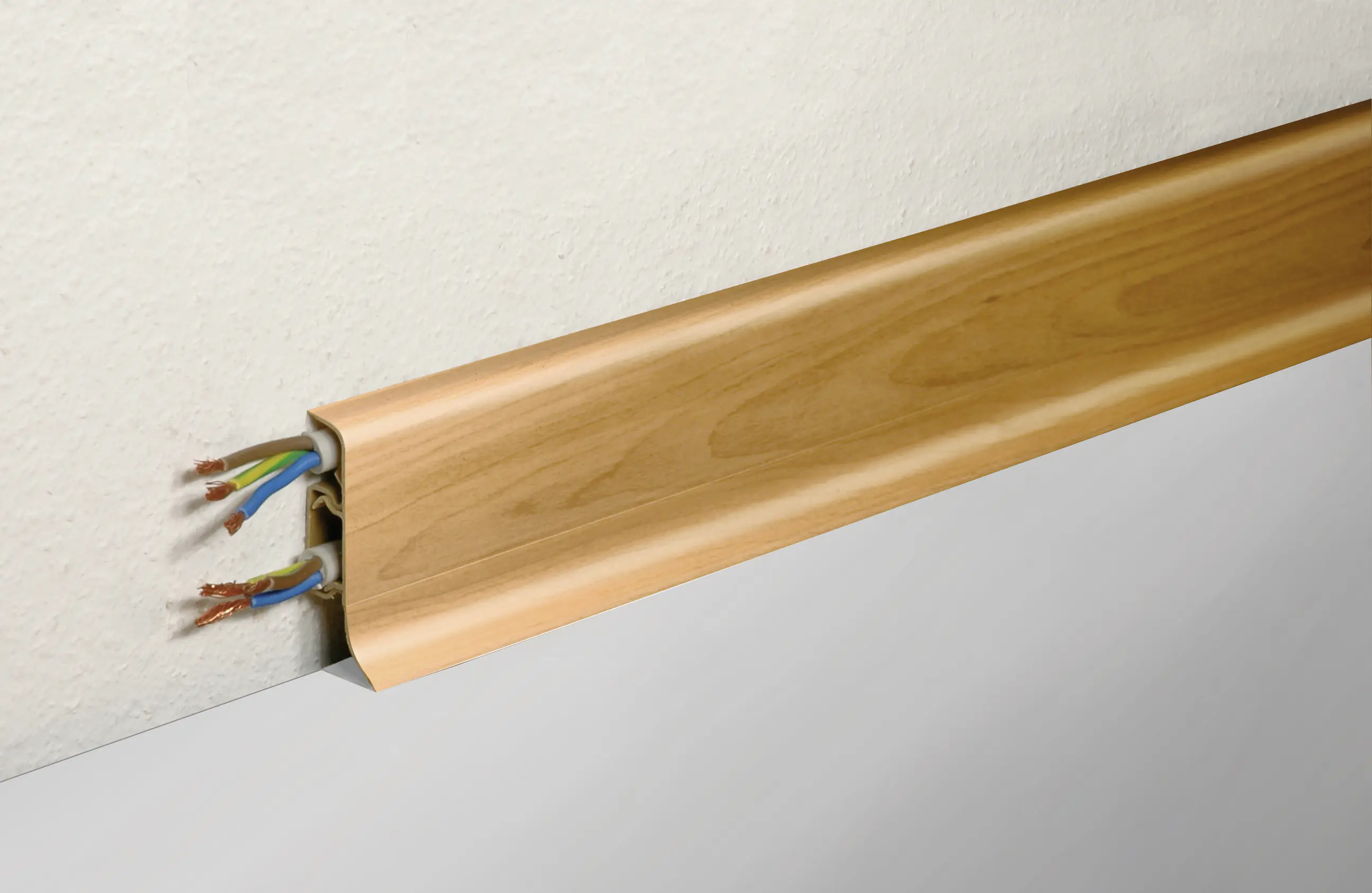 FN Neuhofer Klemmsockelleiste 250 cm 50 x 22,5 mm Kirsch SB