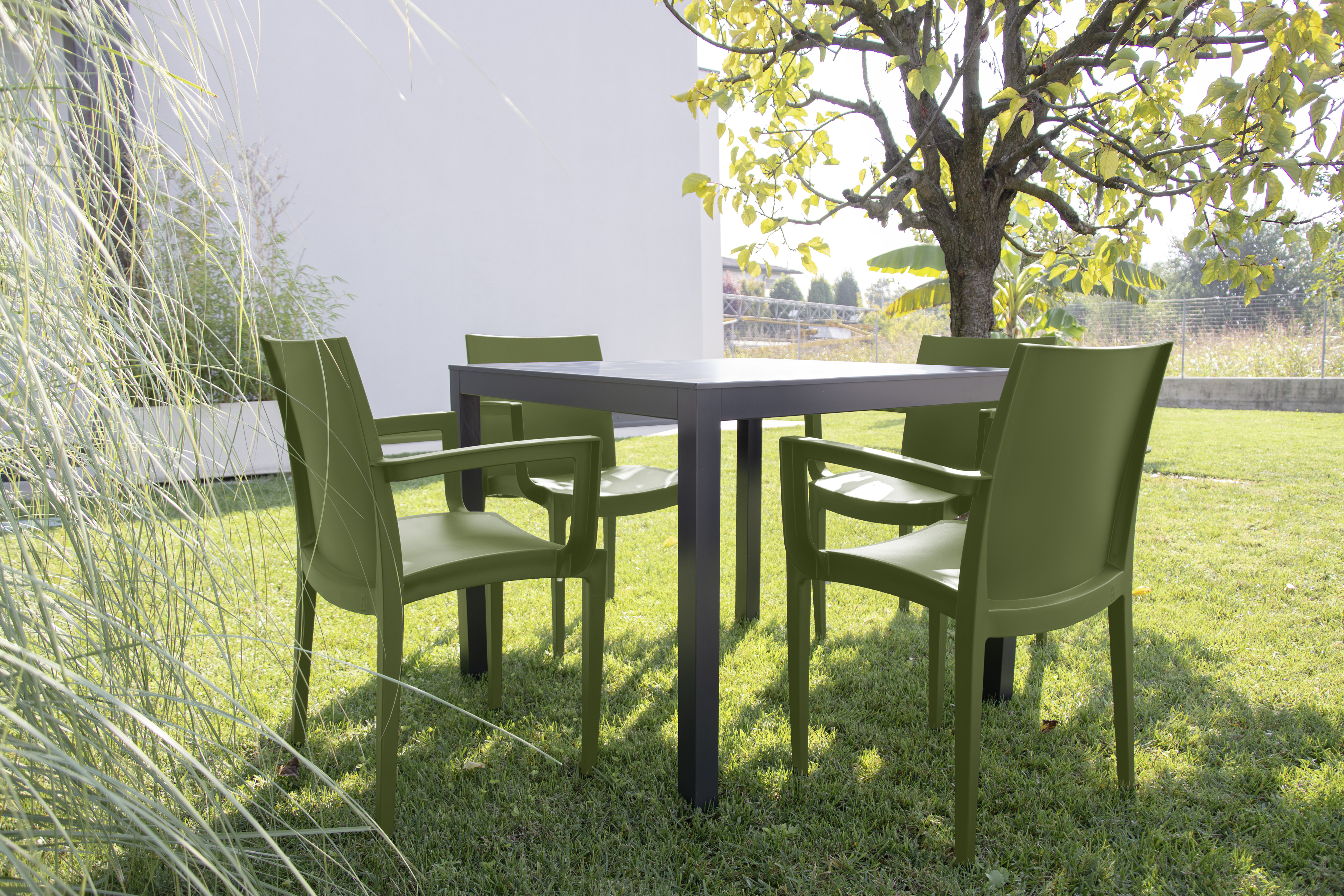 Grandsoleil Gartenstuhl Kunststoff Venice mit Armlehne olivgrün