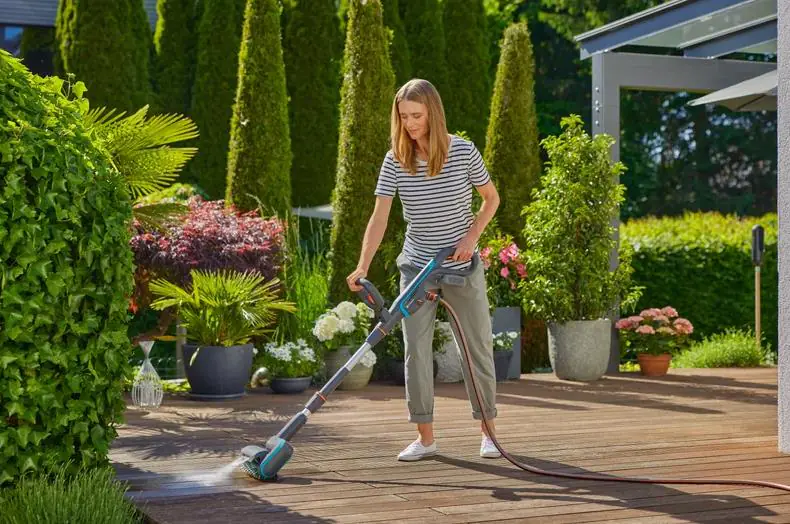 Gardena Akku-Multi-Reiniger 18V AquaBrush Patio P4A 14841-55