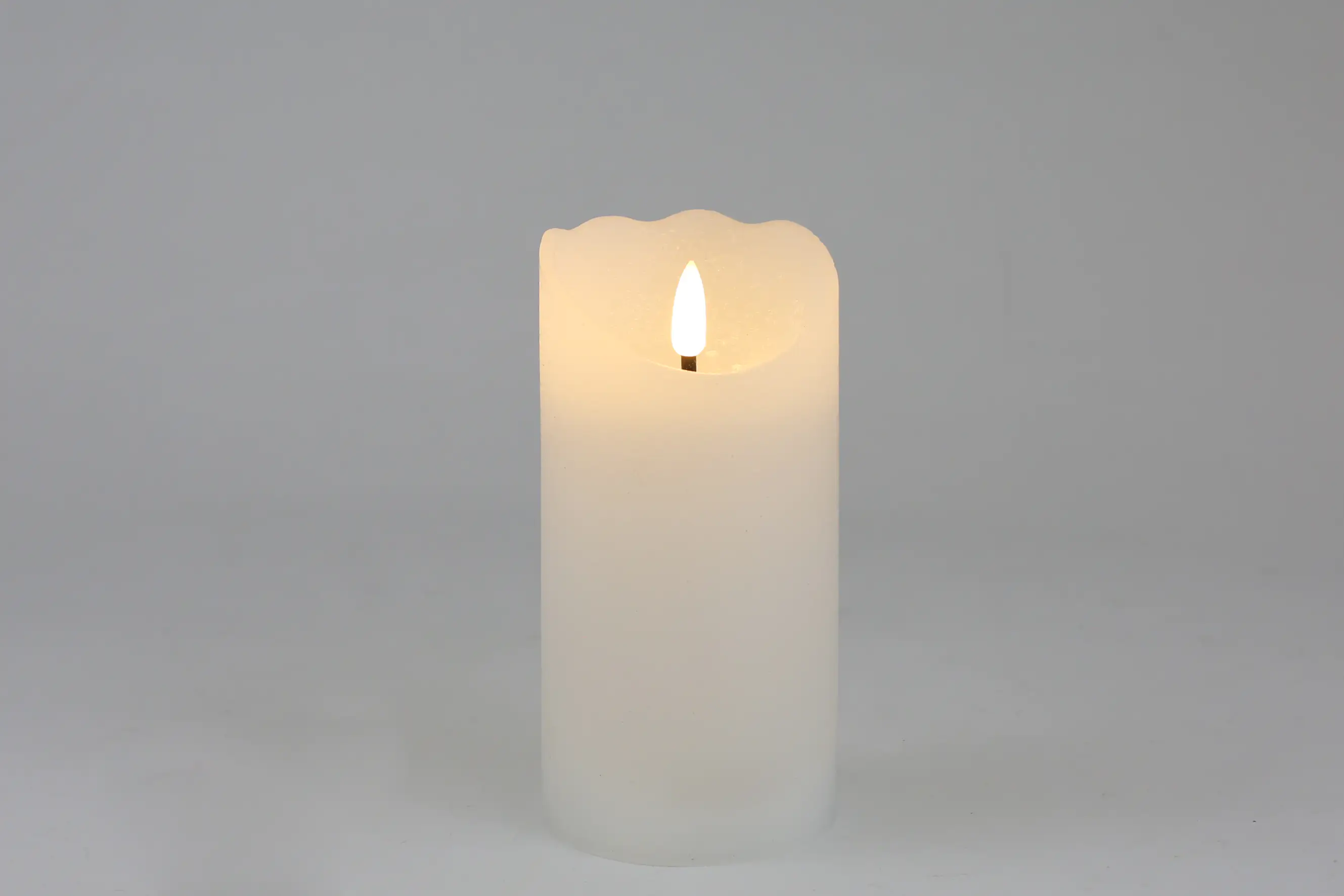 TrendLine LED Wachskerze mit Flamme  Batteriebetrieb weiß 15 cm