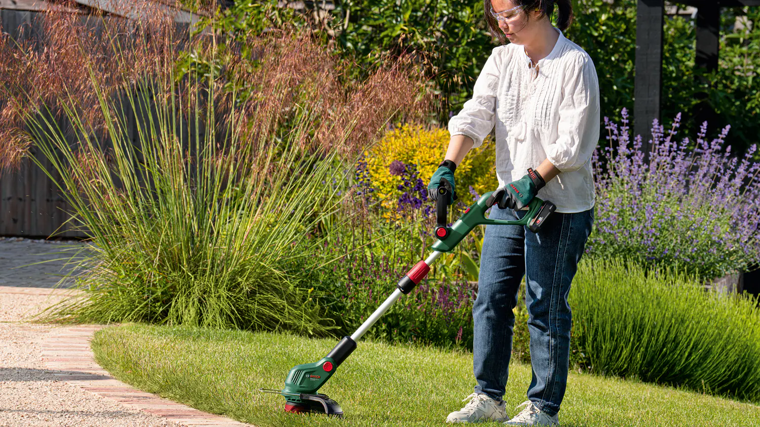 Bosch Akku Rasentrimmer UniversalGrassCut 18V-26 inkl. Akku & Ladegerät 26 cm Schnittkreis 