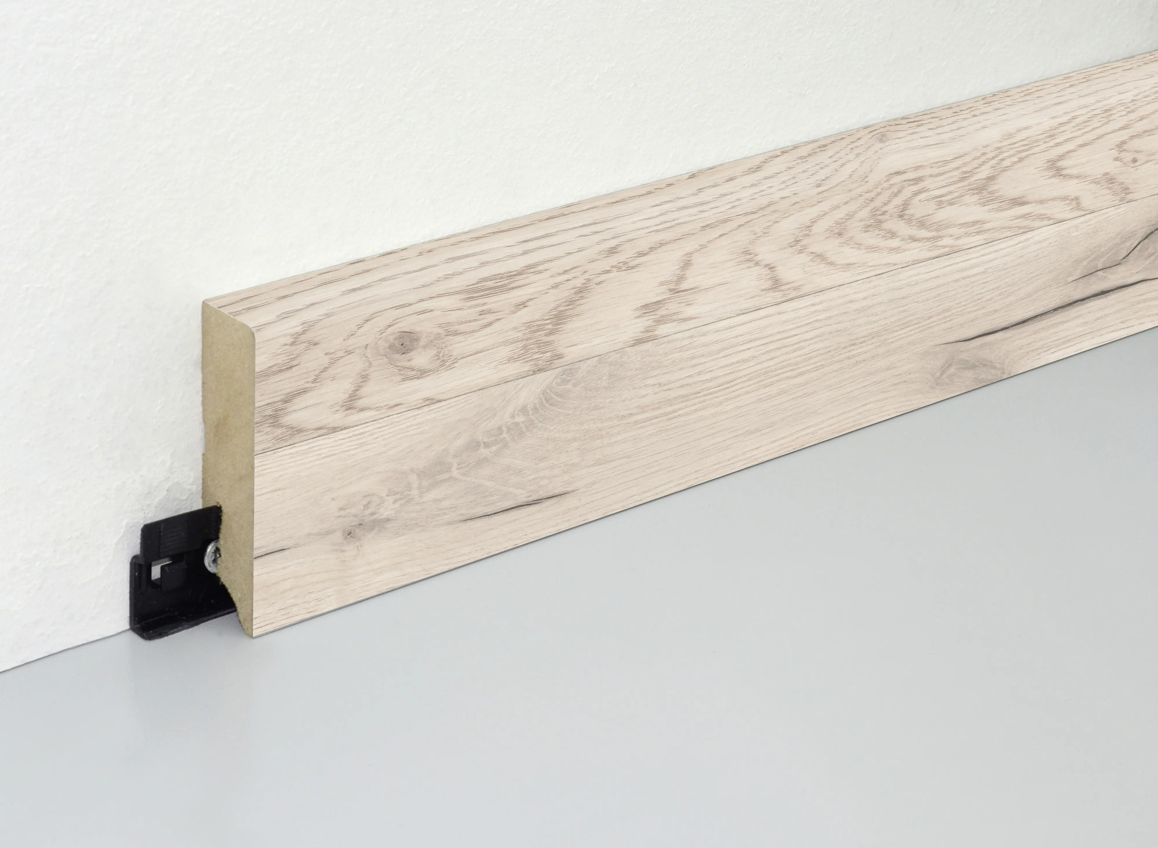 Neuhofer Fußleiste 240 cm 70 x 19 mm Eiche hell