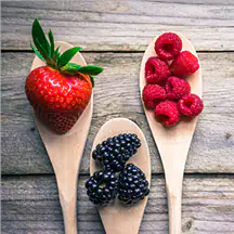 Deco-Glas Bild - Löffel mit Beeren 30 x 30 cm