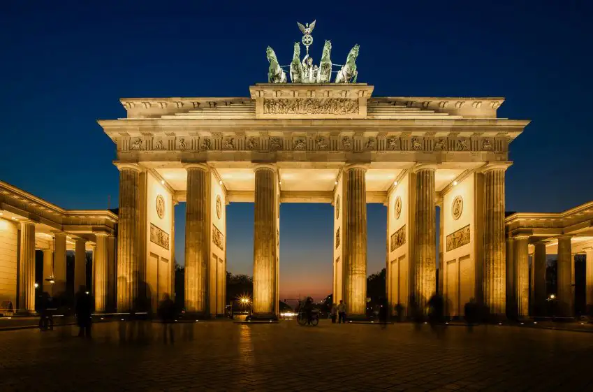 papermoon Vlies- Fototapete Digitaldruck 350 x 260 cm Brandenburg Gate
