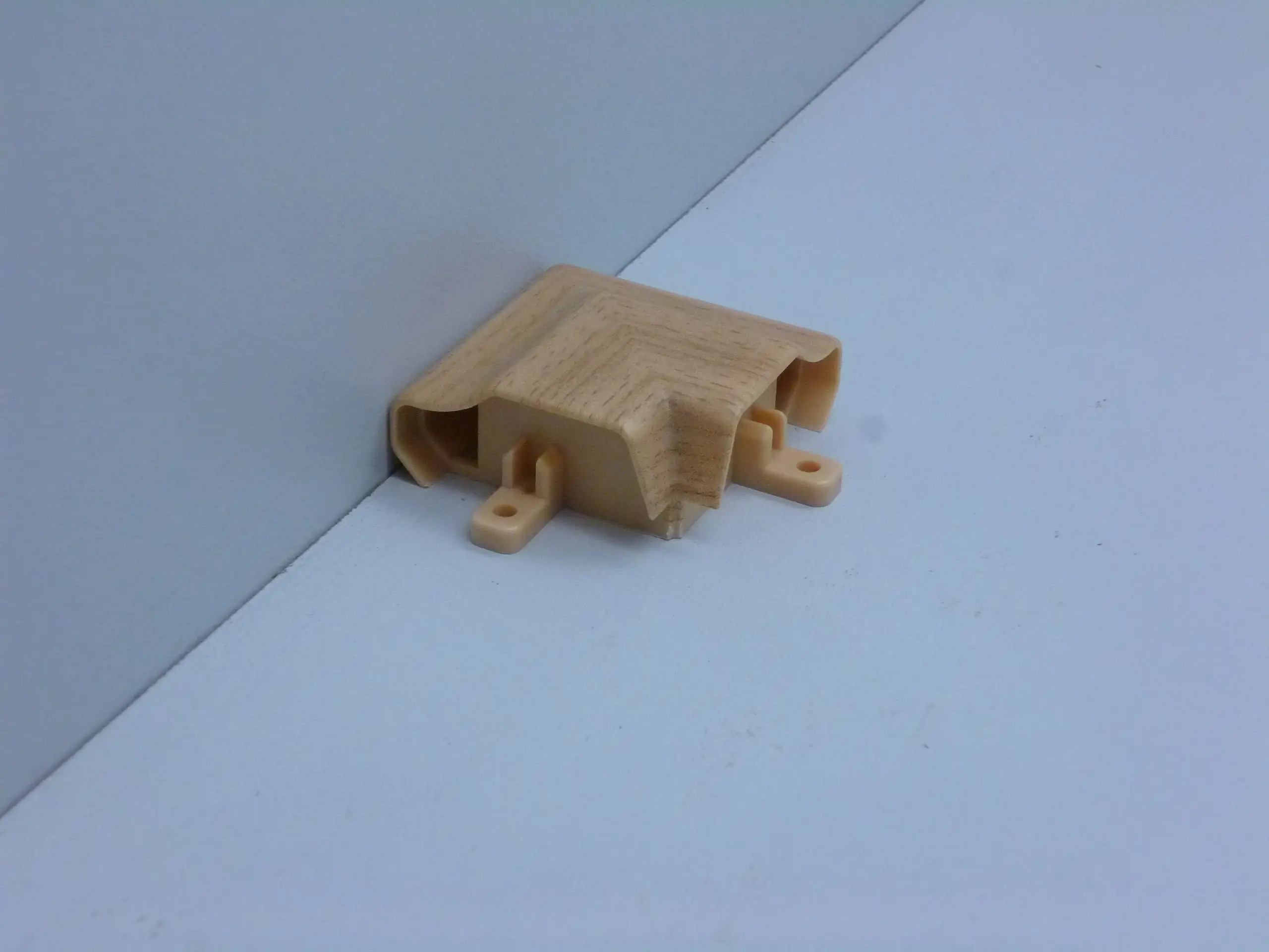 B.S. Bauprogramm Außenecke für Deckenabschlussleiste 17 x 36 mm Buche