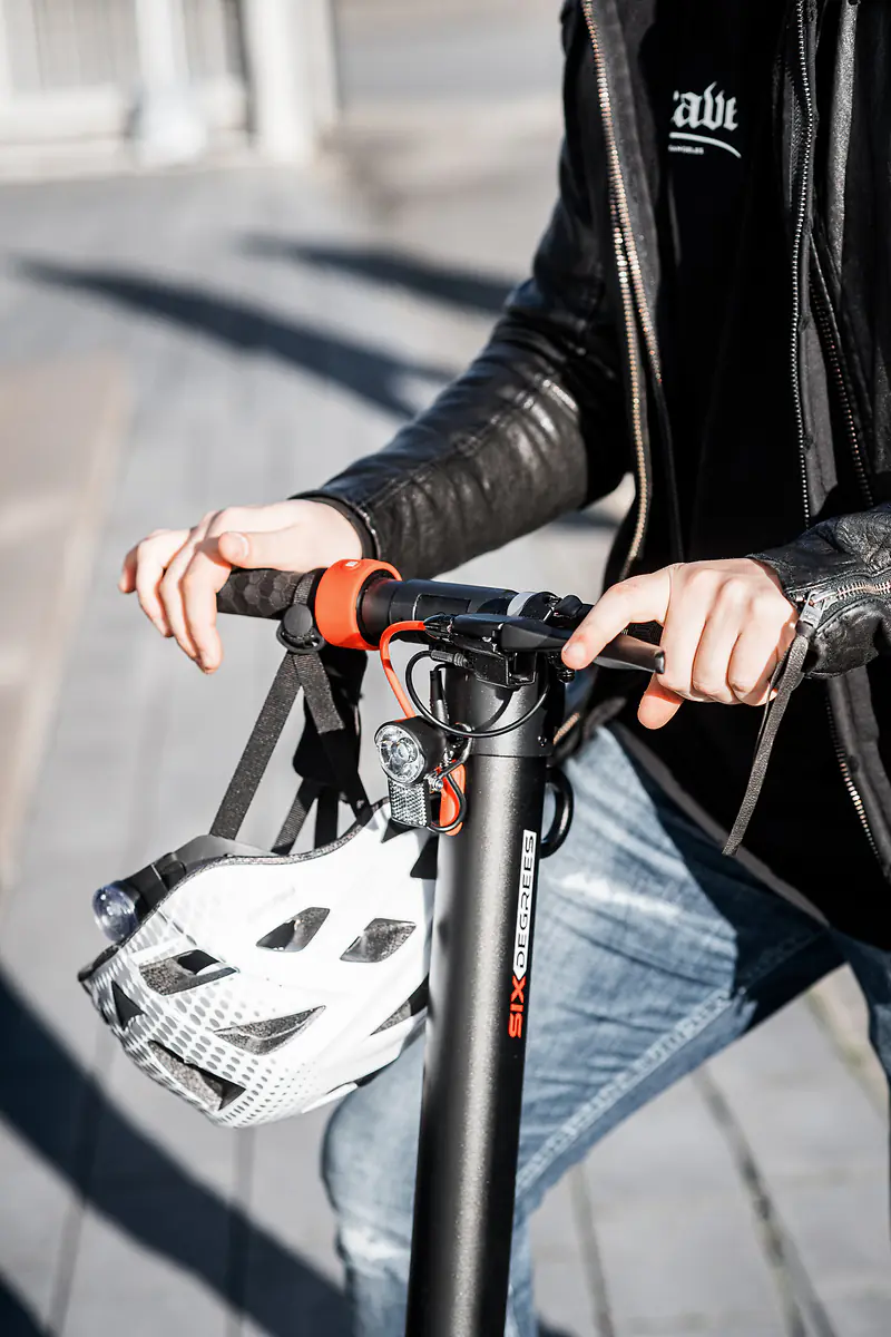 Globber Six Degrees E-Scooter Velo E7