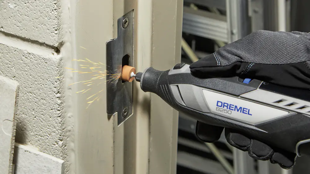 Dremel Akku-Multitool 8250-5 12V 2 Ah mit 5-teiligem Zubehör Dremel Akku-Multitool 8250-5 12V 2 Ah mit 5-teiligem Zubehör