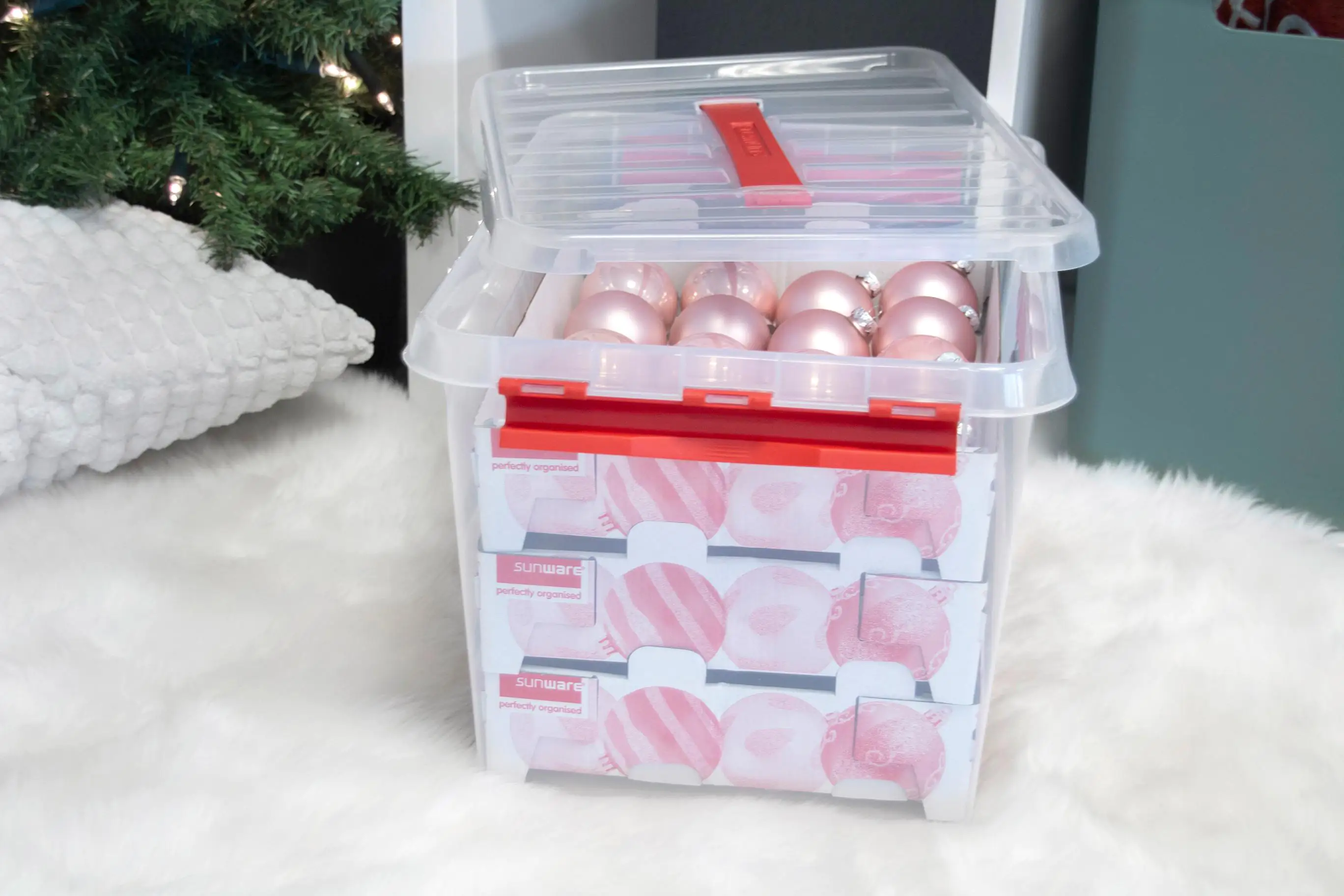 Sunware Weihnachtsbox Q-line 22L mit Einsatz für 60 Kugeln transparent rot Sunware Weihnachtsbox Q-line 22L mit Einsatz für 60 Kugeln transparent rot