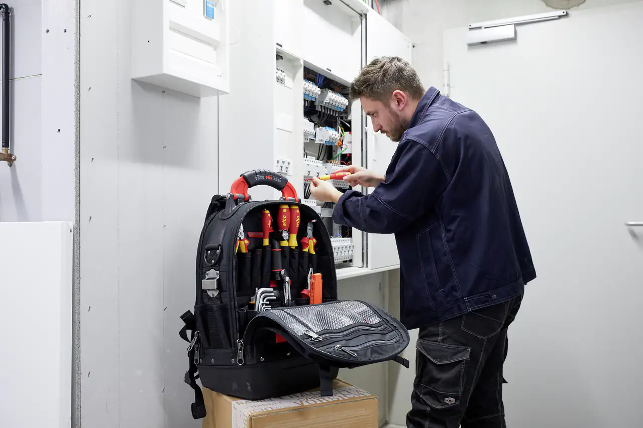 Wiha Werkzeug-Rucksack Set L electric 26-teilig