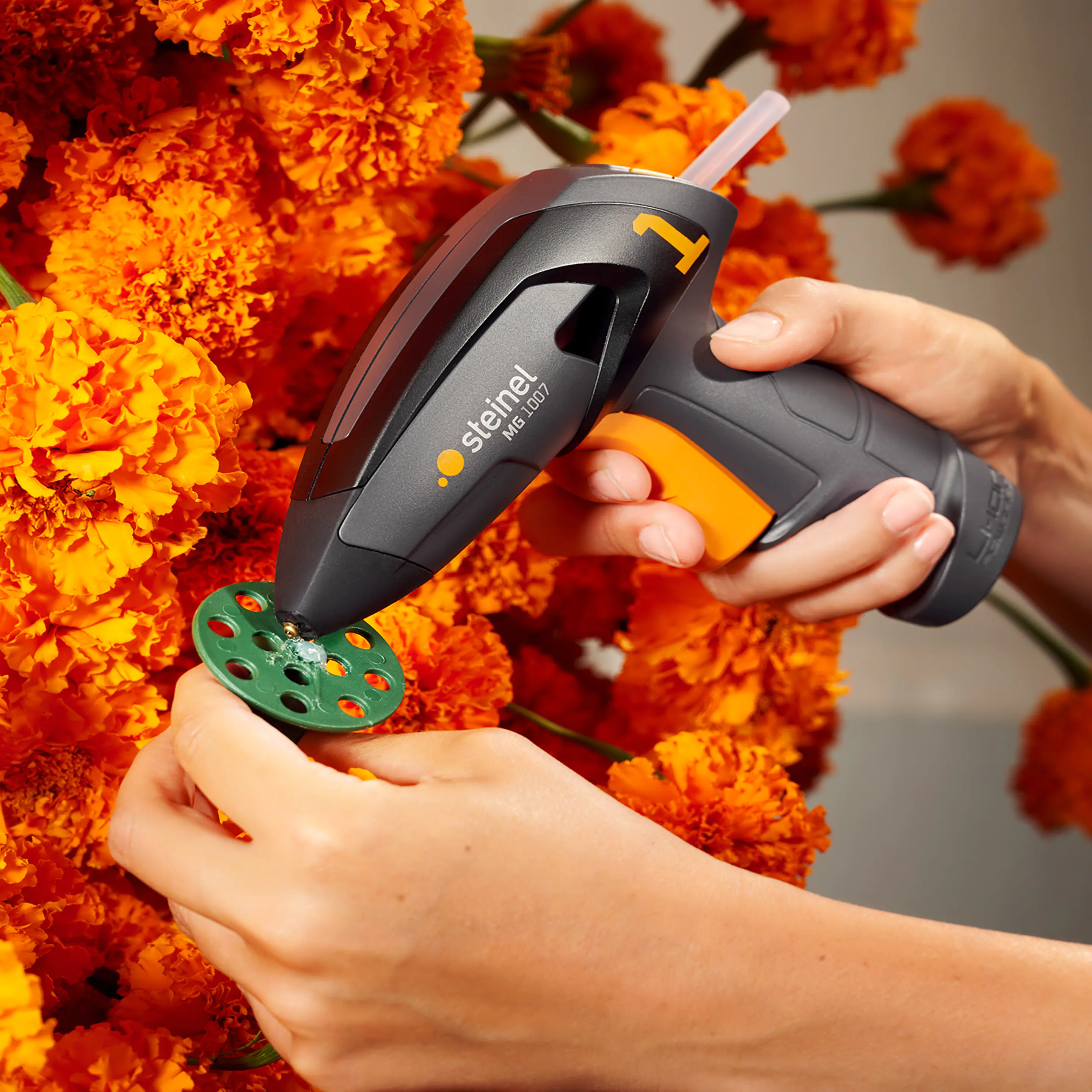 Steinel Heißklebepistole MobileGlue 1007 inkl. 3 Klebesticks