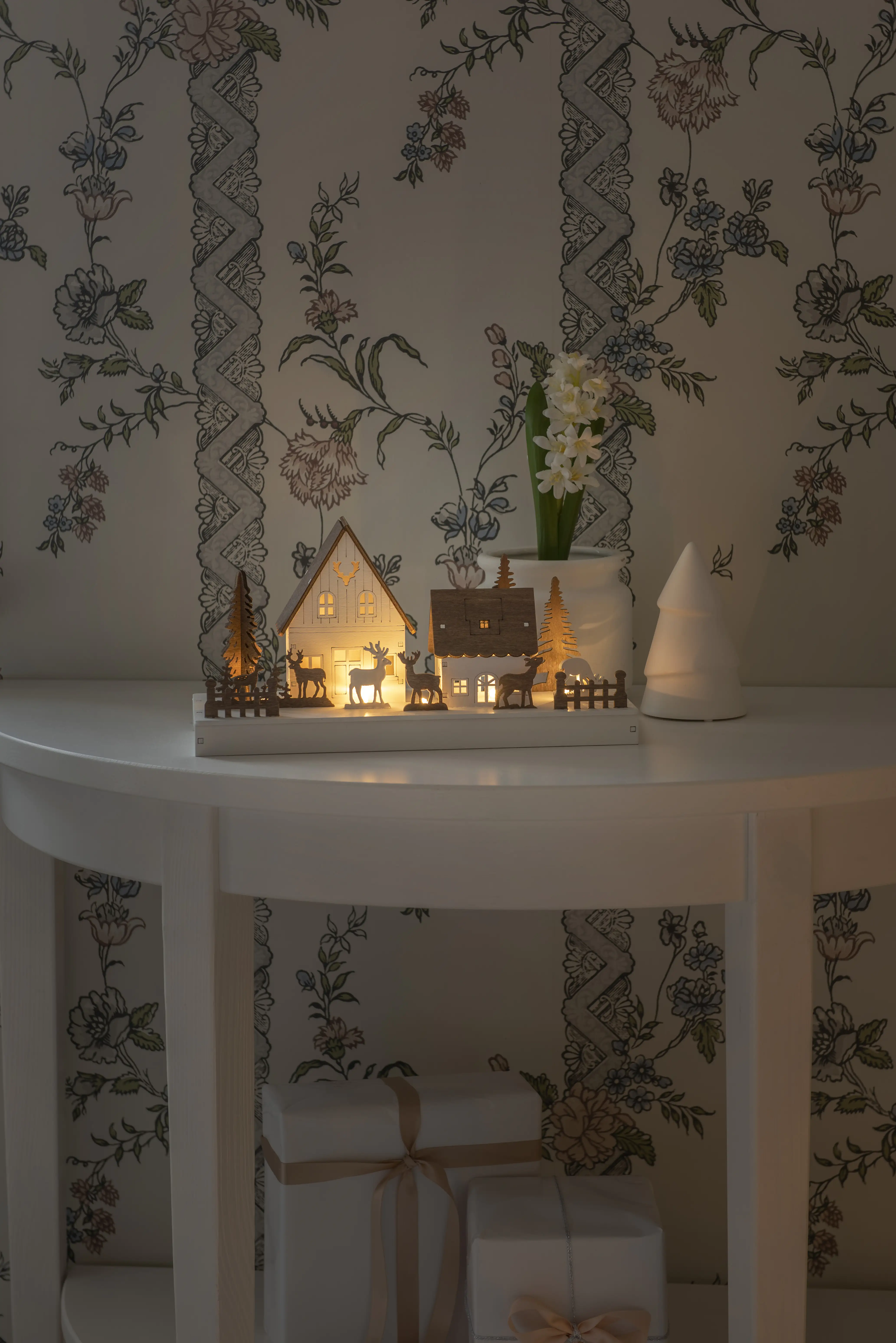 Konstsmide LED Holzsilhouette Waldhäuser mit Rentieren, Batterie