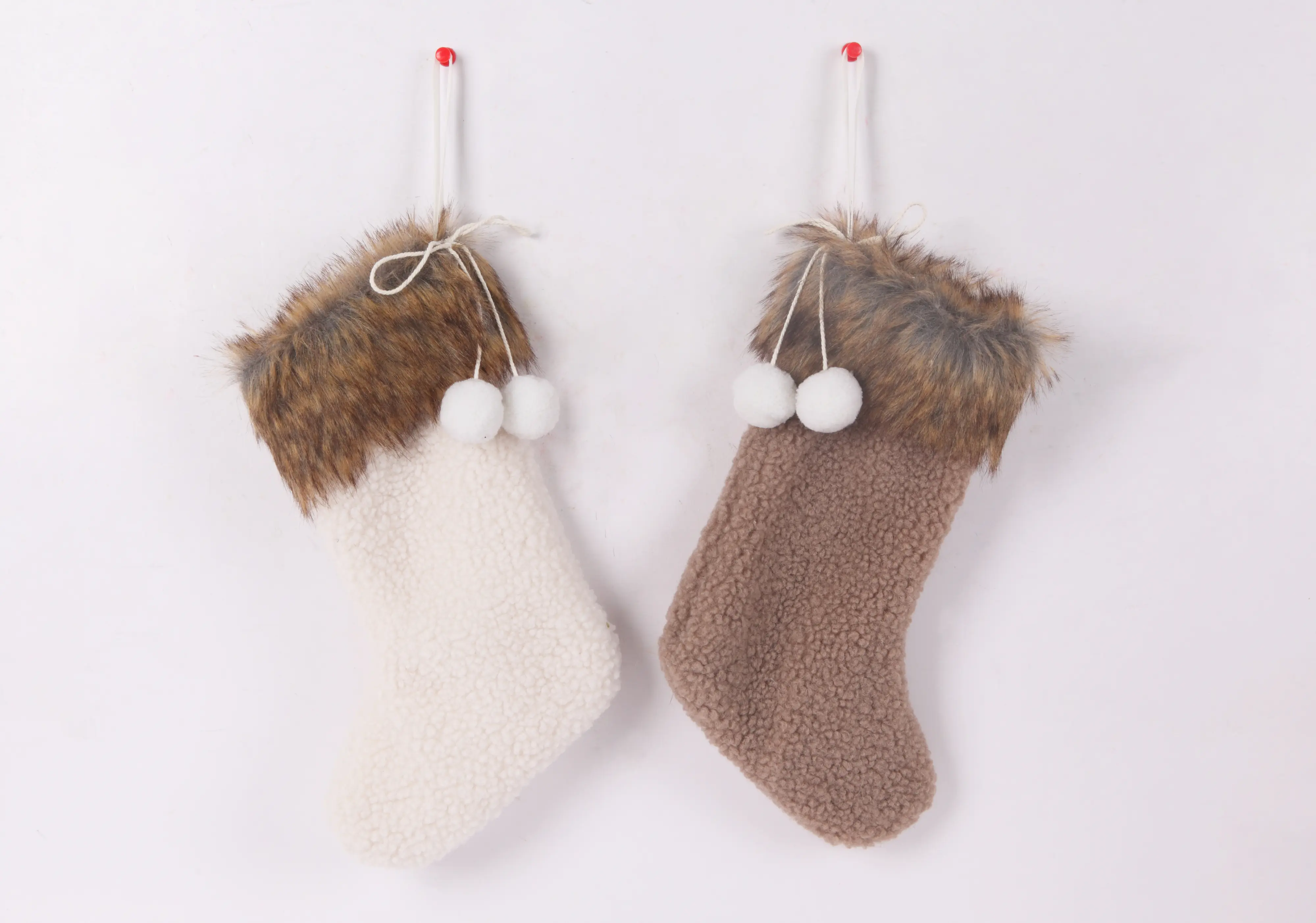 Dekohänger Weihnachtssocke 22 cm braun weiß 2-fach sortiert Dekohänger Weihnachtssocke 22 cm braun weiß 2-fach sortiert
